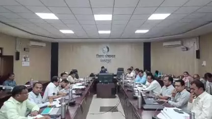 छतरपुर नगर: कलेक्टर ने राजस्व प्रकरणों के संबंध में जिला पंचायत सभा कक्ष में की समीक्षा बैठक