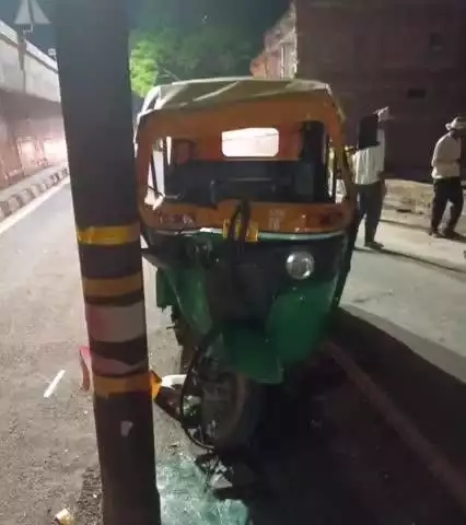 बीघापुर: नगर पंचायत बीघापुर में सर्विस रोड पर बिजली के पोल से टकराया ऑटो, गौरी निवासी चालक हुआ घायल