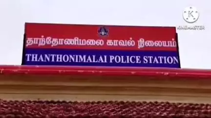 கரூர்: காளியப்பனூர் அருகே முன்னாள் சென்ற கார் திடீரென பிரேக் விட்டதால் பின்னால் வந்த இரு சக்கர வாகனம் மோதி விபத்து