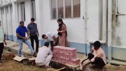 বিশালগড়: সিপাহীজলা জেলা আবগারি দপ্তরের উদ্যোগে ৫০০০০ টাকা অবৈধ বিলেতি মদ ধ্বংস