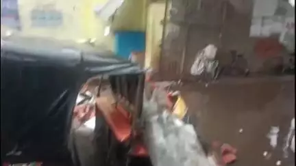 दमोह: पुराने नगर पालिका भवन के गेट की दीवार गिरी, ऑटो रिक्शा चपेट में, बड़ा हादसा टला