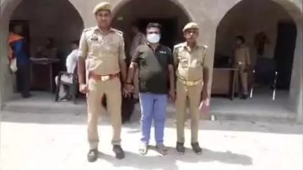इकौना: मोहनीपुर चौराहा से महिला के साथ अश्लील हरकत, मारपीट व धमकी देने वाले डॉ. बंगाली को किया गया गिरफ्तार