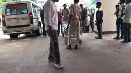 गुमला: संत इग्नासुस के पास बाइक सवार ने खड़े ट्रक को मारी टक्कर, गंभीर रूप से हुआ घायल