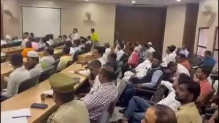 फिरोज़ाबाद: DM और SSP की अध्यक्षता में दशहरा व ईद के त्योहार को लेकर कलेक्ट्रट सभागार में शांति कमेटी की बैठक आयोजित की गई