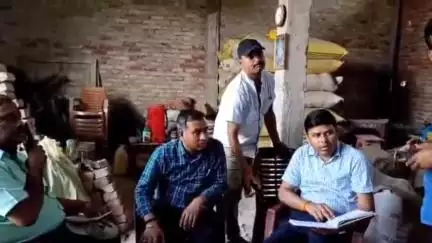 बस्ती: कुदरहा ब्लॉक में सरकारी खाद की कालाबाजारी की सूचना पर जांच करने पहुंचे ADM और SDM सदर