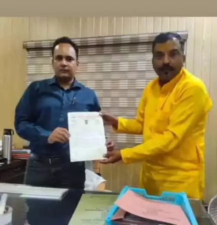 काशीपुर: कांग्रेस के ब्लॉक अध्यक्ष रवि ढींगरा ने बाजपुर रोड स्थित विद्युत विभाग के कार्यालय में अधिशासी अभियंता को ज्ञापन सौंपा