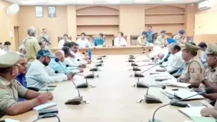 महोबा: कलेक्ट्रेट में बकरीद पर्व के दौरान शांति और कानून व्यवस्था बनाए रखने के लिए पीस कमेटी की बैठक सम्पन्न