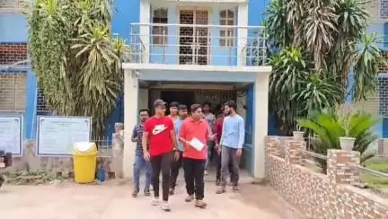 বাঘমুণ্ডী: পুরুলিয়া জেলা ছাত্র পরিষদ এর সভাপতি শুভ রাউত এর নেতৃত্বে ৮ টি অঞ্চলের যুবদের উপস্থিতিতে বাঘমুন্ডি ব্লকে ডেপুটেশন