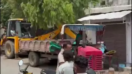 आबू रोड: आबूरोड के गांधीनगर में नगर पालिका ने अतिक्रमण पर की कार्रवाई, केबिन को जेसीबी की मदद से हटाया गया