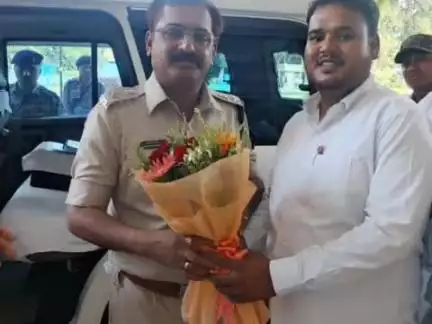 बरकागाँव: बड़कागांव के युवा नेता सोनू इराकी ने हजारीबाग पुलिस अधीक्षक से मिलकर क्षेत्र की समस्याओं से अवगत कराया