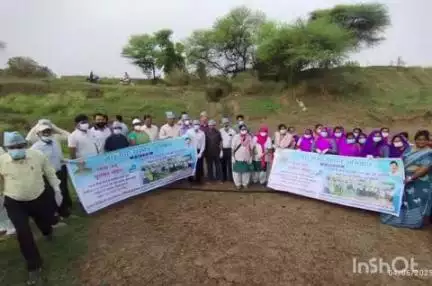देवास नगर: स्वास्थ्य विभाग देवास द्वारा टिगरिया गोगा और पाडल्या ग्राम में क्षिप्रा नदी पर श्रमदान