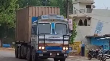 बड़वारा: ग्राम बड़वारा में नो एंट्री के बाद भी दौड़ रहे ओवरलोड वाहन, प्रशासन का ध्यान नहीं