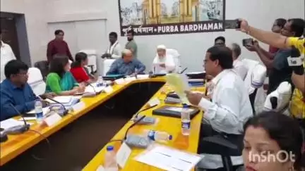 বর্ধমান ১: পূর্ব বর্ধমান জেলার জেলাশাসক দপ্তরের সভাকক্ষে পাঁচটি জেলার আধিকারিকদের নিয়ে গুরুত্বপূর্ণ বৈঠক উপস্থিত মন্ত্রী