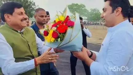 त्योंथर: गगेव में CM डॉ. मोहन यादव से हेलीपैड पर मिले विधायक सिद्धार्थ तिवारी, पुष्पगुच्छ से किया स्वागत