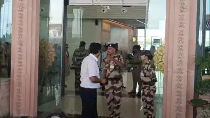 एलन मस्क के पिता ने अपनी बेटी और सहयोग के साथ किया हनुमानगढ़ी के दर्शन