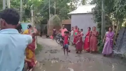 কোচবিহার ১: বুড়িরহাটে কর্দমাক্ত রাস্তা দিয়ে মন্ত্রীকে হাঁটতে বাধ্য করেছে মহিলারা, কোচবিহারে কটাক্ষ বিজেপি জেলা সাধারণ সম্পাদকের