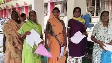 रायसेन: ग्राम पांजरा की महिलाओं का कलेक्टर को आवेदन, कुछ लोगों पर कब्ज़े की भूमि पर कब्ज़ा करने का आरोप