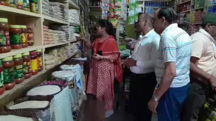 दमोह: खाद्य सुरक्षा विभाग की कार्रवाई, पतंजलि और पुष्प ब्रांड के खाद्य पदार्थों के नमूने जांच के लिए भेजे