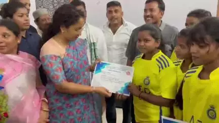 गिरिडीह: गांडेय विधायक कल्पना सोरेन ने सेपक टकराव टूर्नामेंट के विजेता खिलाड़ियों से परिसदन भवन में की मुलाकात