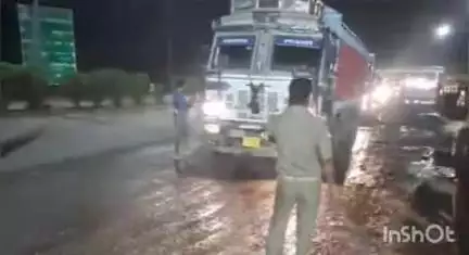 रॉबर्ट्सगंज: लोढ़ी बैरियर पर पुलिस और खनन विभाग की संयुक्त टीम ने रात में चेकिंग कर ओवरलोड वाहनों का चालान किया