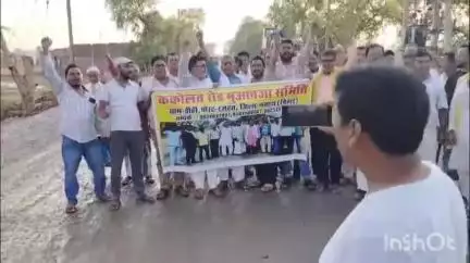अकबरपुर: रजहत गांव के पास नारेबाजी आंदोलन तेज, मंझवे-ककोलत पथ निर्माण में किसानों को नहीं मिला मुआवजा