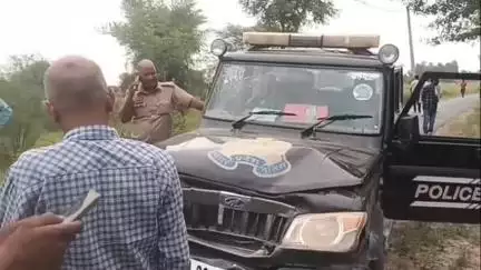 बीकापुर: सूचना पर जा रही पीआरबी 0942 नीलगाय से टकराई, पुलिसकर्मी बाल-बाल बचे, टला बड़ा हादसा