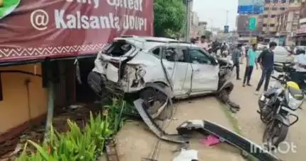 ಉಡುಪಿ: ನಗರದಲ್ಲಿ ಚಾಲಕನ ನಿಯಂತ್ರಣ ತಪ್ಪಿದ ಕಾರೊಂದು ರಸ್ತೆ ಬದಿಯ, ವಿದ್ಯುತ್ ಕಂಬಕ್ಕೆ ಡಿಕ್ಕಿ ಹೊಡೆದು ಫುಟ್ಬಾತ್ ಮೇಲೇರಿ ನಿಂತಿದೆ