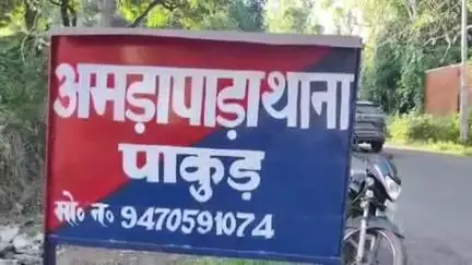 अमड़ापाड़ा: काठीकुंड पुलिस ने अमड़ापाड़ा पचूवाड़ा के हत्या के आरोपी प्रधान हेंब्रम के घर चिपकाया इश्तेहार, डायन बिसाही का मामला