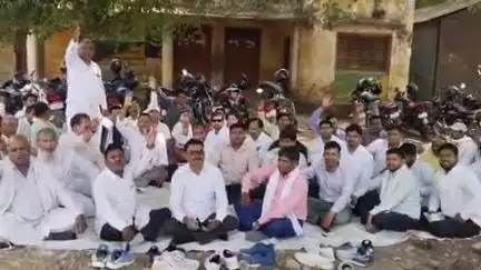 चंदौली: सिंचाई विभाग के कर्मचारियों ने प्रदेशव्यापी आंदोलन के तहत बिछिया धरना स्थल पर मांगों को लेकर किया धरना-प्रदर्शन