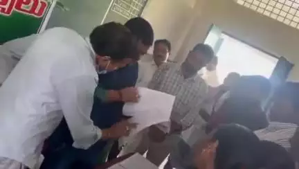 బెల్లంపల్లి: అవడం చిన్న వెంకటాపూర్ గ్రామాలలో ఏర్పాటు చేసిన భూభారతి రెవెన్యూ సదస్సులను పరిశీలించిన బెల్లంపల్లి ఆర్డీవో హరికృష్ణ
