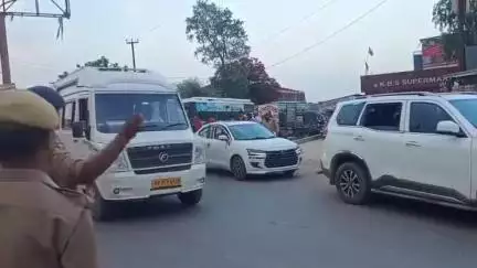 नौतनवा: पर्व को लेकर सोनौली बॉर्डर पर चौकसी, आने-जाने वाले यात्रियों पर कड़ी नजर