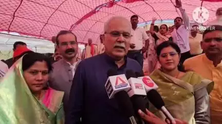 अमलीडीह खुर्द में निषाद समाज द्वारा सामाजिक पदाधिकारियों का शपथ ग्रहण एवं सम्मान समारोह में शामिल हुए पूर्व CM भूपेश बघेल