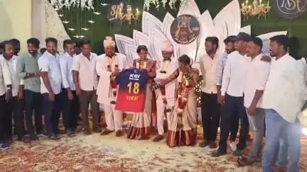 ಶೋರಾಪುರ: ವಧು ವರರಿಗೆ ಐಪಿಎಲ್ ಜರ್ಸಿ, ಕಪ್ ಹಿಡಿದ ಕೊಹ್ಲಿ ಚಿತ್ರದ ಉಡುಗೊರೆ,ನಗರದಲ್ಲೊಂದು ನಡೆದ ವಿಶೇಷ ಮದುವೆ