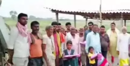 उजियारपुर: महिसारी में अग्नि पीड़ितों को कुशवाहा एकता संघ ने दी राहत सामग्री
