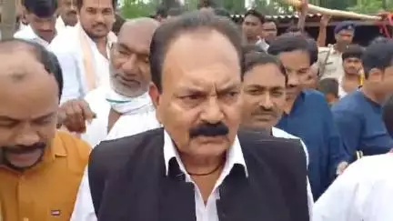 कुढ़नी: अनुसूचित जाति जनजाति आयोग के अध्यक्ष कुढ़नी पहुंचे, दुष्कर्म व हत्या पीड़िता के परिवार से मिले