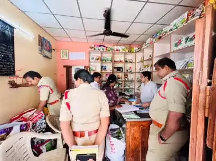 బెల్లంపల్లి: రేచిని  గ్రామంలో ఫెర్టిలైజర్ దుకాణాలను సంయుక్తంగా తనిఖీలు నిర్వహించిన పోలీసు, వ్యవసాయ శాఖ అధికారులు