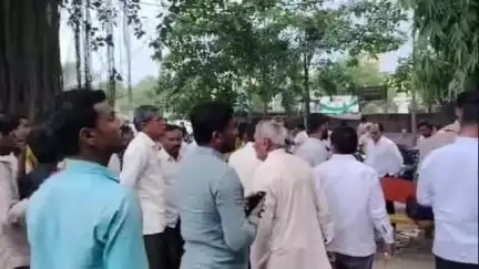 बसमत: वसमतच्या बसस्थानकका समोरील महापुरुषांच्या अवमान प्रकरणी शहर पोलिसात एका विरुद्ध गुन्हा दाखल