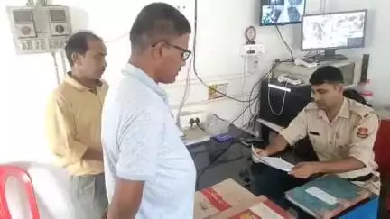 উদয়পুর: ডিউটি পালন করার সময় এক পথ চলতি ব্যক্তির কাছে হেনস্থা স্বীকার আর কে পুর ট্রাফিক ইউনিটের এক অফিসার