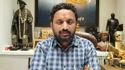अकोला: रोहित पवारांनी हेलिकॉप्टर मधून उतरून ग्राउंड लेव्हल वर येऊन काम करावं असा टोला राष्ट्रवादी काँग्रेसचे आमदार अमोल मिटकरी