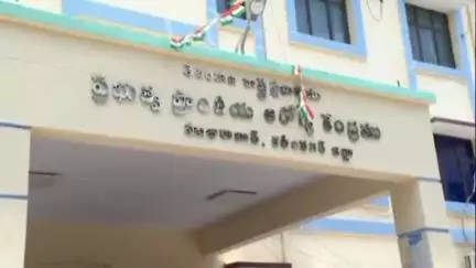 హుజూరాబాద్: పట్టణంలోని ప్రభుత్వ ఏరియా ఆసుపత్రిని సందర్శించి వైద్యులతో సమీక్ష సమావేశం నిర్వహించిన జిల్లా కలెక్టర్ పమేలా సత్పతి