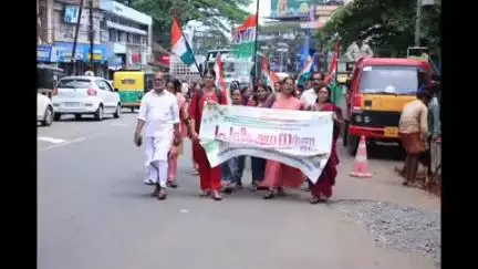 ഹൊസ്ദുർഗ്: കേരള പ്രദേശ് ആശാവർക്കേഴ്സ് കോൺഗ്രസിന്റെ നേതൃത്വത്തിൽ കാഞ്ഞങ്ങാട് എൻ.എച്ച്.എം ഓഫീസിലേക്ക് പ്രതിഷേധ പ്രകടനവും ധർണയം നടത്തി