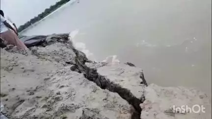 মানকাচৰ: নিছিনপুৰত ৰাইজৰ দান-বৰঙণিৰে নিৰ্মাণ কৰা কোটিটকীয়া নদীবান্ধত তীব্ৰ খহনীয়া, চিন্তিত ৰাইজ #jansamasya