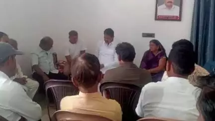 तिरोडा: काँग्रेसचे माजी प्रदेशाध्यक्ष तथा आमदार नाना पटोले यांनी इंदोरा येथे स्व.श्री हेमराज अंबुले यांच्या निवासस्थानी दिली भेट