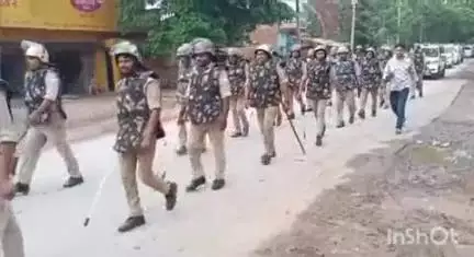 घोरावल: भारी पुलिस बल और PSC के साथ SDM और CO ने रामगढ़ बाजार में किया फ्लैग मार्च