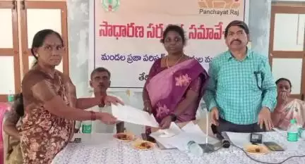 శింగనమల: సింగనమల మండల కేంద్రంలోని సాధారణ సభ్య సమావేశంలో పాల్గొన్న ఎంపీడీవో భాస్కర్ ఎంపీపీ యోగేశ్వరి