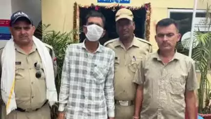 पूर्णागिरि: बनबसा में पुलिस ने एक वारंटी अभियुक्त को किया गिरफ्तार