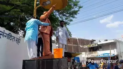 परसिया: परासिया: एनसीसी कैडेट्स, नपाध्यक्ष और उपाध्यक्ष ने अंबेडकर प्रतिमा स्थल की सफाई की