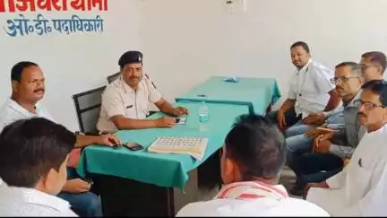 केसरिया: बकरीद पर्व को लेकर बुधवार को बिजधरी थाना परिसर में आयोजित की गई शांति समिति की बैठक