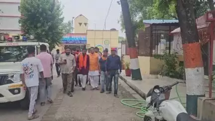 भैरव सेना  कार्यकर्ता gadarpur कोतवाली के इंस्पेक्टर चौहान  जी का स्वागत करने के बाद.