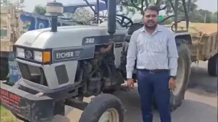 बेरमो: बांधघुटू के पास अवैध बालू से लदा ट्रैक्टर जब्त, मामला दर्ज